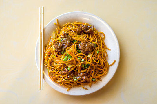 32. BEEF LO MEIN